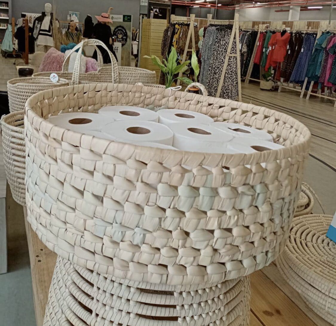 Ivenkile's tweet photo. Amazing handmade baskets available for purchase. I'm based in Durban and courier is available nationwide. Please contact us on 0815620638 to place your orders.
.
.
Frame1:R450
Frame2:R220
Frame3:R550
Frame4:R180 for a pack of six https://t.co/tu0QlvSMdc