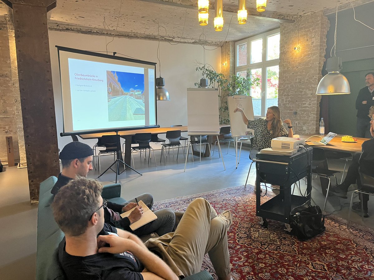 velokonzept's tweet photo. Heute hat der #VeloLAB Poller-Design-Workshops stattgefunden. Mit dem @BA_Xhain und der @HfG_Offenbach haben wir Prototypen für #Protektionselemente entworfen um den idealen Poller zu entwickeln. In #Xhain wurden schon viele ausprobiert, habt ihr schon welche entdeckt? https://t.co/gyC2DYKJbi