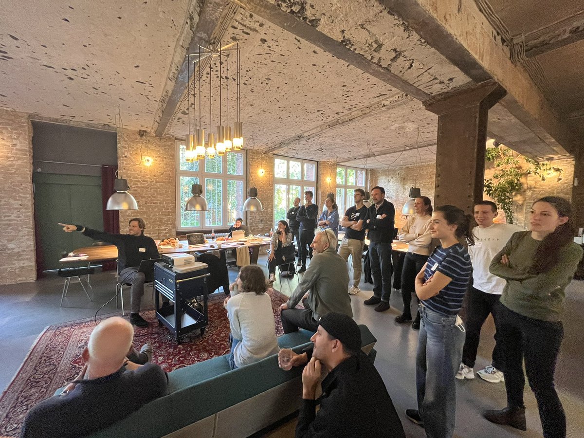 velokonzept's tweet photo. Heute hat der #VeloLAB Poller-Design-Workshops stattgefunden. Mit dem @BA_Xhain und der @HfG_Offenbach haben wir Prototypen für #Protektionselemente entworfen um den idealen Poller zu entwickeln. In #Xhain wurden schon viele ausprobiert, habt ihr schon welche entdeckt? https://t.co/gyC2DYKJbi