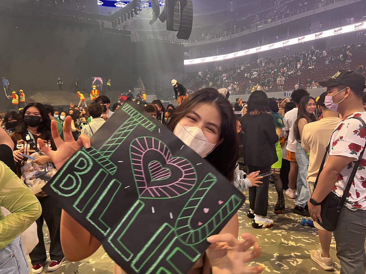 bbbilliefan's tweet photo. thank you, billie eilish for THE most unforgettable night of my life🫶 ‘til we meet again 🥹🤎 last pic depicts my mood right now 😭#HTETourMemories https://t.co/oiukTqbVOT