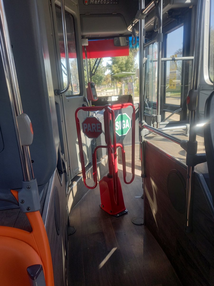 jephtezd's tweet photo. El uso de torniquetes como medida para controlar la evasión de la tarifa tiene un impacto negativo en el Nivel de Servicio del sistema de buses de Santiago. Resulta humillante para muchos usuarios. @gabrielboric @MTTChile @subus_ @Senado_Chile @Camara_cl https://t.co/n6hCsn4Aet