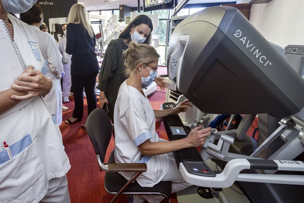 Un nouveau robot chirurgical pour le Groupe Hospitalier Littoral Atlantique. Aujourd'hui découverte et simulation pour les agents de cette technologie de pointe, le robot Da Vinci®️ #technologie #robot #operation #chirurgie