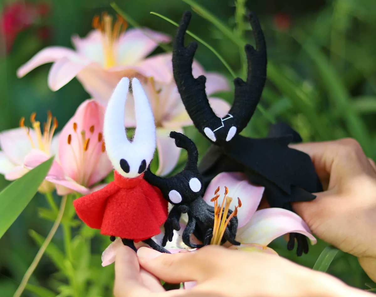 forrksie's tweet photo. ❤️🖤 ...hanging out together no matter what happens
🤗

#HollowKnight #hollowknightfanart #hollowknightart #littleghost #littleshadow #theknight #silksong #hornet #thk https://t.co/eFPZa7IKa0