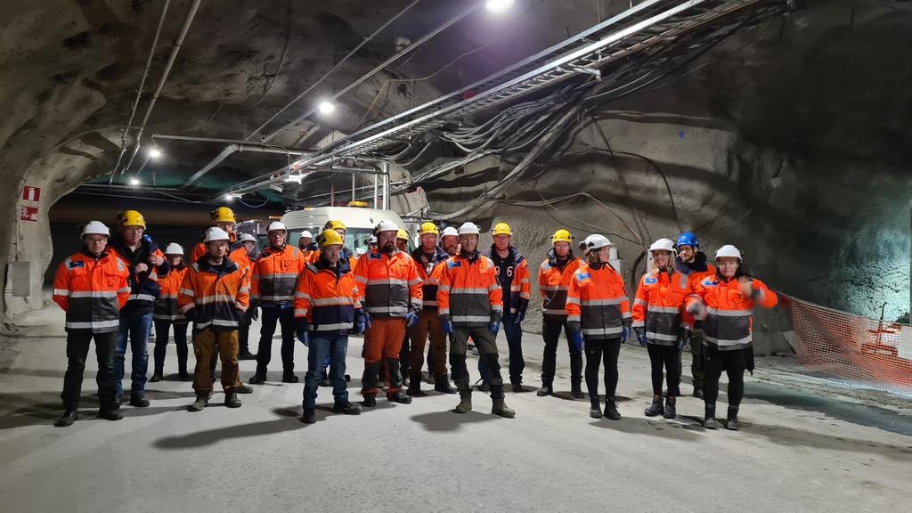 Noin 70 <a href="/LeviSkiResort/">LeviSkiResort</a>'n työntekijää kävi meillä tänään vieraisilla. Käytiin maan alla, nostotornissa, pintakierroksella ja toiminnanohjauskeskuksessa. Hienoa, että pääsitte tulemaan - toivottavasti päivä oli antoisa! #kittilänkaivos #kaivosteollisuus #yhteistyö