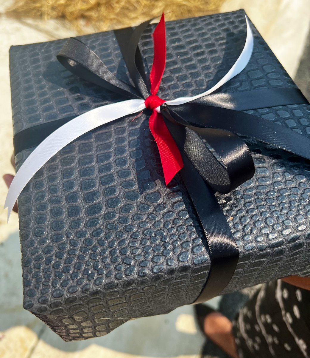 bpsluxurygift's tweet photo. Obsessed with this textured paper used for a non traditional wedding gift https://t.co/qcw3WbSF5q