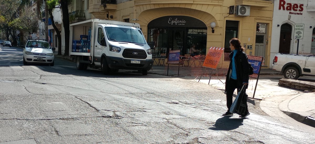 Capitanescalle's tweet photo. #SanLorenzo y #Dorrego el camión que reparte aguas y sodas estacionada dónde quiere. #asiestamos en #Rosario https://t.co/Q9etpYdFUd
