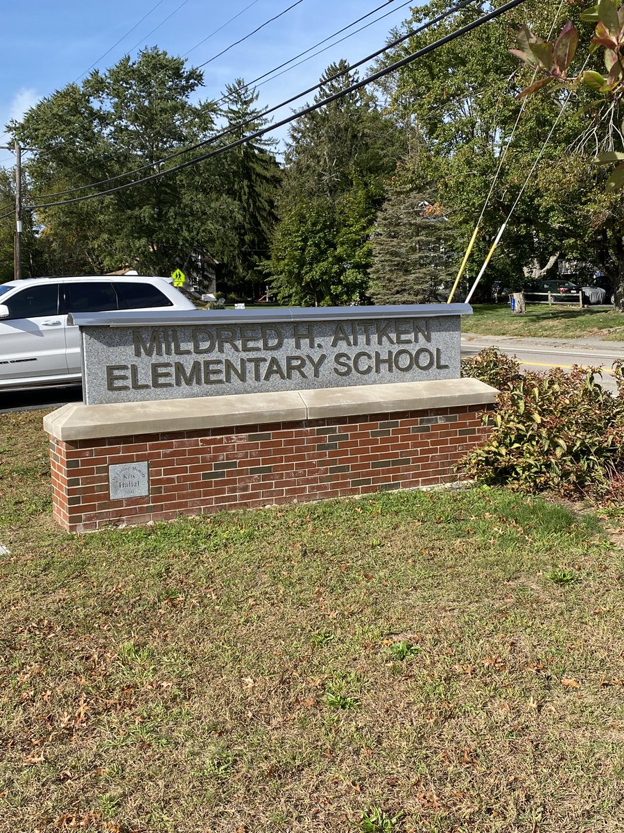 Visited the fabulous Mildred H. Aiken school today and ran into @MrsHaselton. Love running into former colleagues & it was Fist Bump Friday! 🤜 🤛 @SeekonkPS @AES_Elementary @whrsd_tech @YGB70 @MSAA_33 #MSAAontheroad @RichDrolet