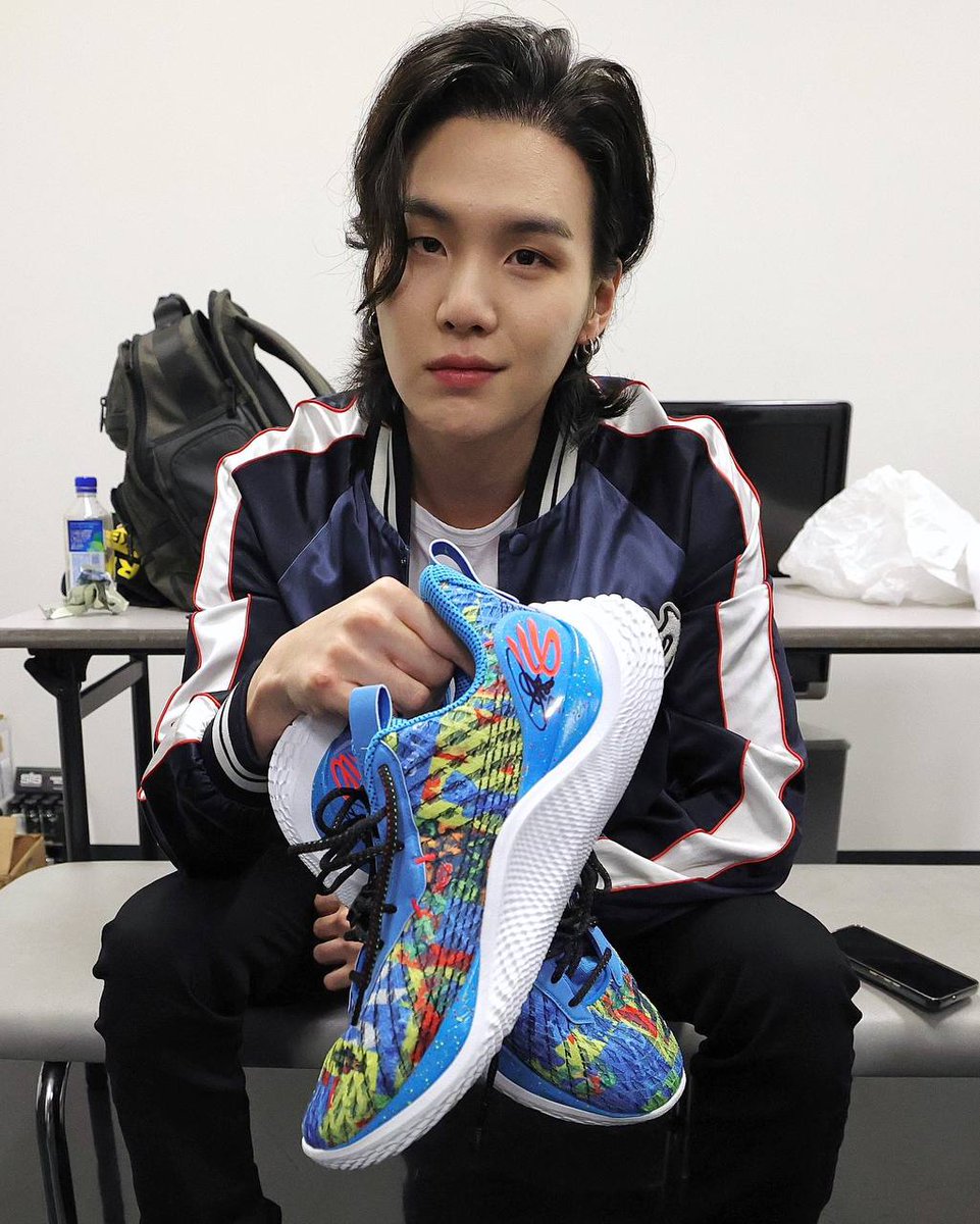 armysyoungfever's tweet photo. ✨Twitter NBA y NBAKicks
✨ ¡Suga con los tenis de juego de @Stephencurry30 de la acción de esta noche en Tokio! ✨
🤩 Yoongi eres hermoso!
#Suga #yoongi #NBA #Warriors #StephenC @StephenCurry30
@BTS_twt @NBA @NBAKicks https://t.co/nJjiXc62ap