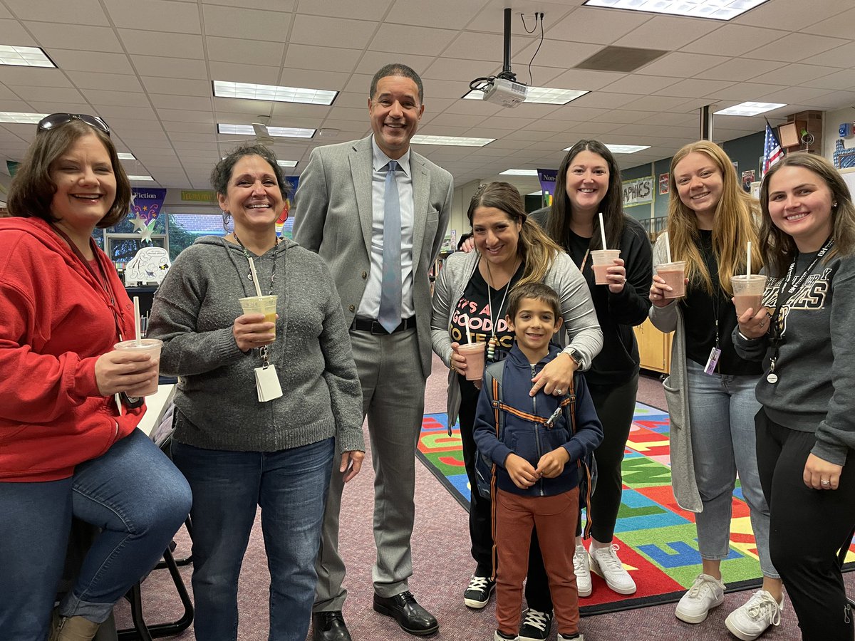Oh, just some of the winners of <a href="/bhschools/">Bloomfield Hills Schools</a> Goosechase enjoying smoothies with @bhswatson! <a href="/EastoverEagles/">Eastover Elementary</a> staff rocked it out!  <a href="/BHtechitout/">BHtechitout</a>
