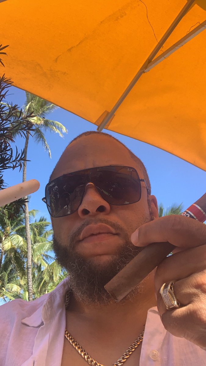 33TrapGod's tweet photo. South Beach one of my favorite places stg #takemeback #fresh #cohibas https://t.co/hDGyBsPlYx