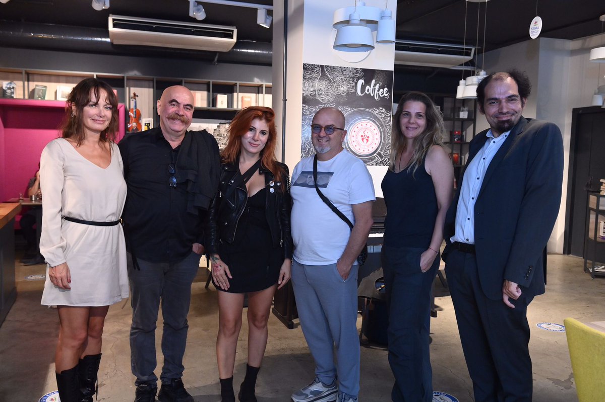 kerem_akca's tweet photo. Ezel Akay'ın Başkanlığı'ndaki #US3F Ulusal Uzun Jüri'mizin üyeleriyle karar toplantısı hatırası... 
@ezop2011 @Us3Fest @CansuBoguslu @birolguven @yagmurkasifoglu https://t.co/N8c4x0bE5z