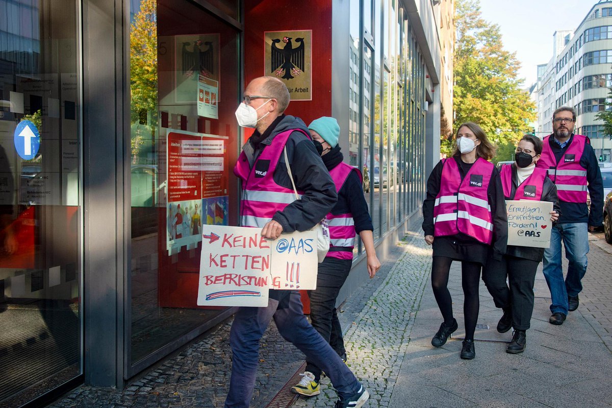AASentfristen's tweet photo. Die gute Nachricht: Wir haben eine Betriebsvereinbarung entworfen. Damit liegen die Lösungen ausformuliert auf dem Tisch. Der Vorstand muss nun gute und sicherer Arbeitsplätze gemeinsam mit dem Betriebsrat schaffen. #diezeitistreif #Entfristungjetzt https://t.co/6XBmjJtni8
