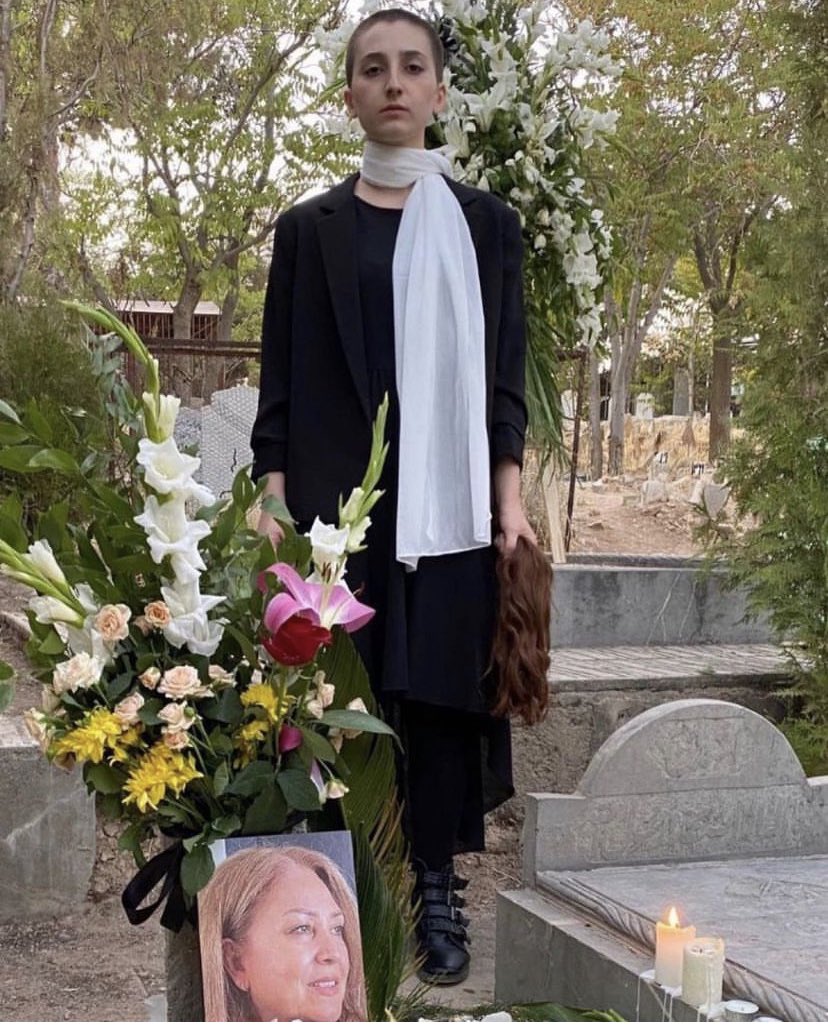 Her mother was killed in #Iran protests. Standing over her grave, with her shaved her, holding her hair in her hand, not wearing compulsory hijab… This is how defiance looks like… Iranian women are making history. 
#MahsaAmini