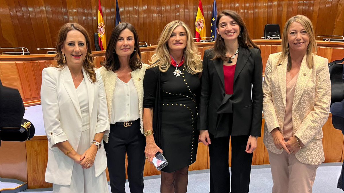 ICPGirona's tweet photo. Molt orgullosos de la Nostra Degana EVA GARCÍA FERNÁNDEZ que avui ha rebut  la distinció de Sant Raimon de Penyafort al Ministeri de Justícia, per haver estat membre de la comissió de reforma de la LECRIM. 
FELICITATS! https://t.co/BkIrD5RD3t
