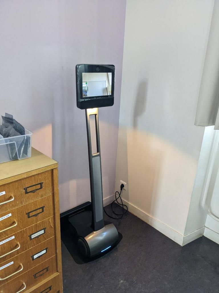 LyceeInterF1's tweet photo. Le @LyceeInterF1 @VilledeFbleau expérimente le dispositif "TED-I" @AcCreteil #inclusion avec la @DANE_77_Creteil . Ce robot géré à distance permet à un élève vulnérable de suivre les cours comme s'il était en classe. https://t.co/yHOYnDmNuW