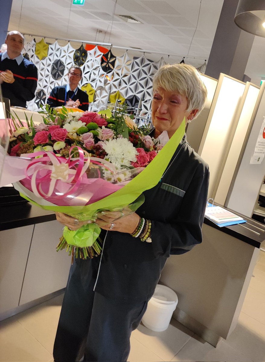 DuverneAlexe's tweet photo. Bon départ en retraite à Gisèle, merci pour ce sourire et vos petits mots tous les jours ! 😃🌞
#bellerencontre #Ensosp #filt103 #jamaisdeux103 https://t.co/g9Xo9S26Cf