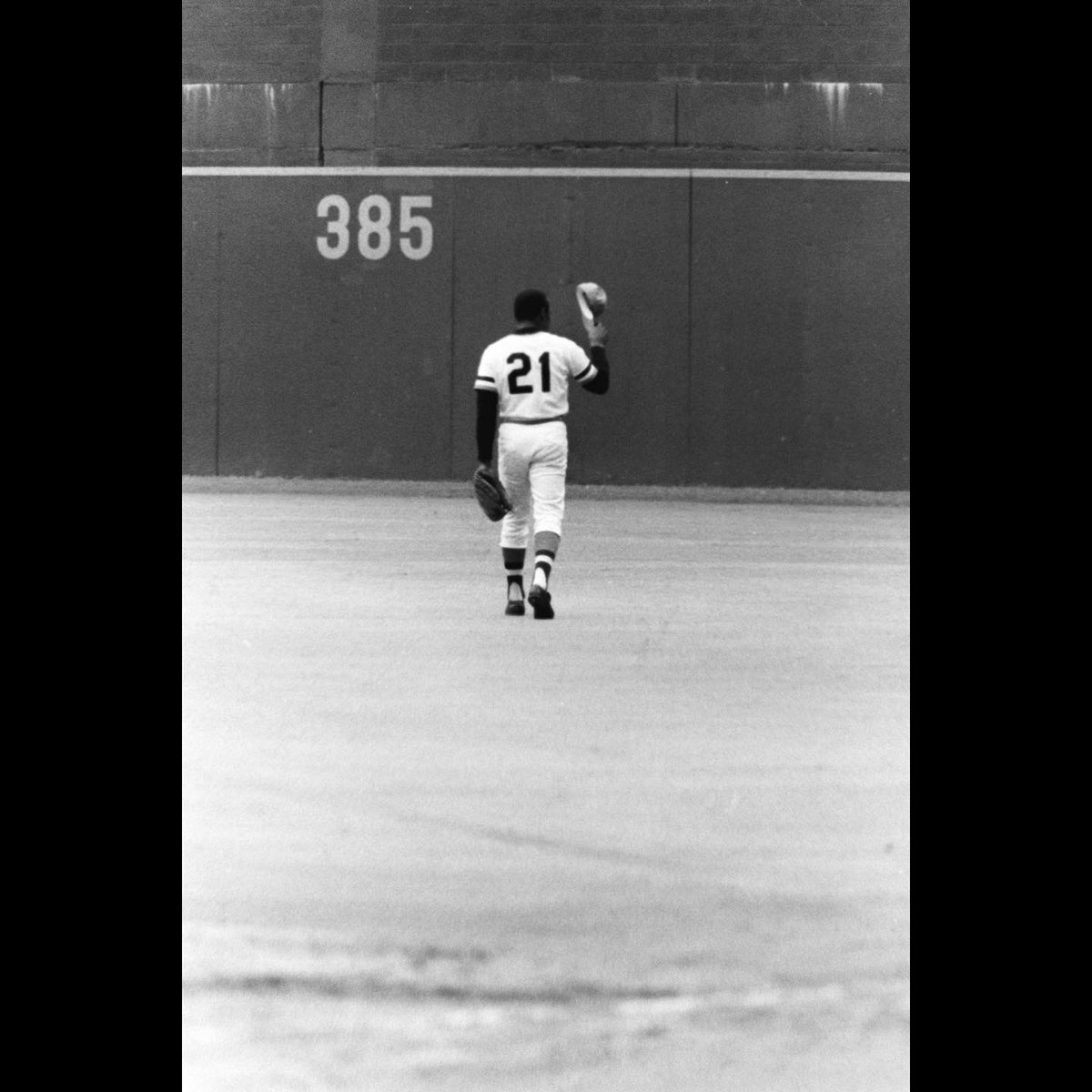 enater's tweet photo. 50 años del #Hit3000 de #Clemente. 50 años de un instante capturado por Luis Ramos, a quien orgullosamente llamo mi abuelo. https://t.co/5kJ5ES1PNP