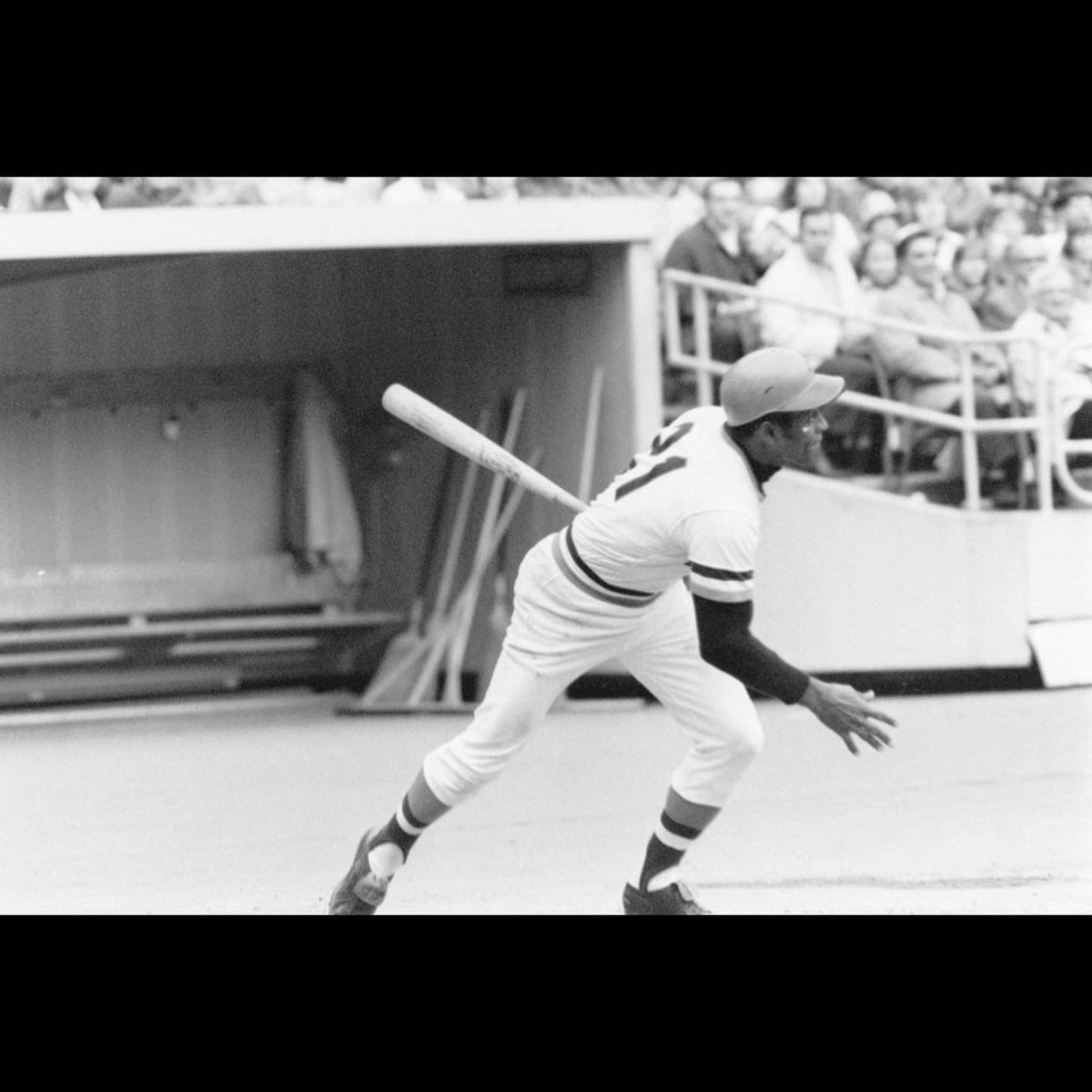 enater's tweet photo. 50 años del #Hit3000 de #Clemente. 50 años de un instante capturado por Luis Ramos, a quien orgullosamente llamo mi abuelo. https://t.co/5kJ5ES1PNP