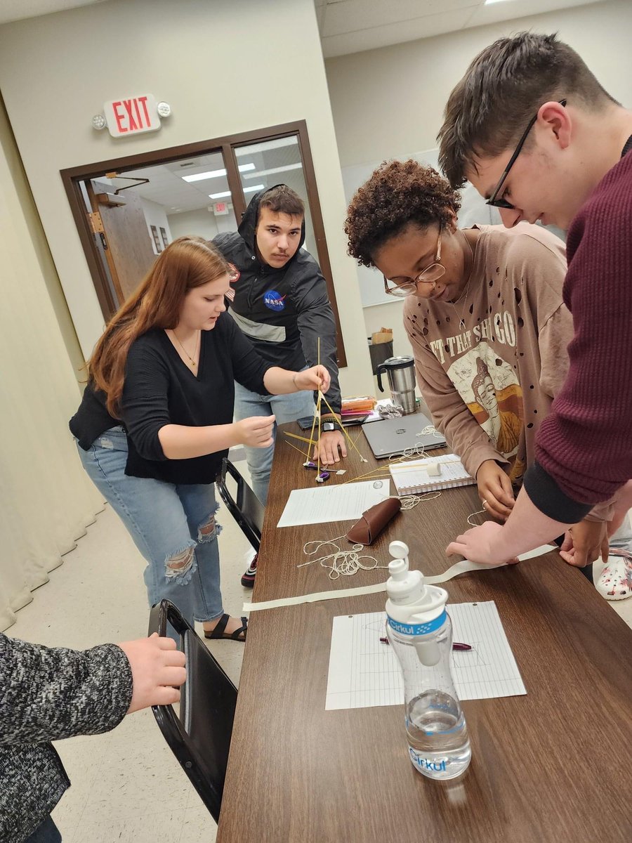 laureltechnical's tweet image. First semester students working on accomplishing a common goal. Getting the marshmallow to the highest point using spaghetti noodles, string and tape! #LoveTheLaurelLife