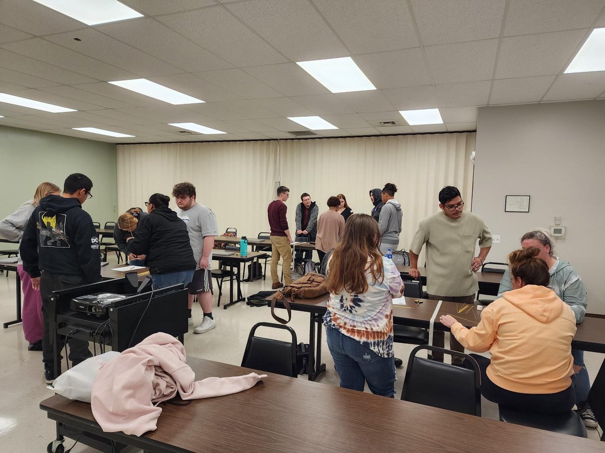 laureltechnical's tweet image. First semester students working on accomplishing a common goal. Getting the marshmallow to the highest point using spaghetti noodles, string and tape! #LoveTheLaurelLife
