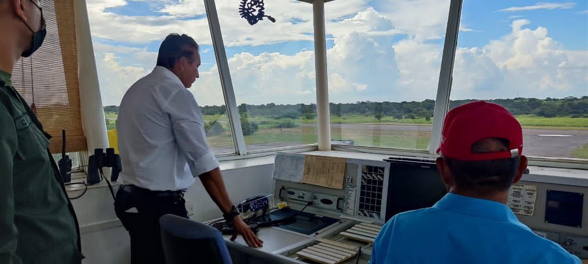 #SEPA📢 El gobernador <a href="/josemvasquez/">José Vásquez</a> inspeccionó el avance de los trabajos de rehabilitación de las instalaciones del aeropuerto de Valle de la Pascua, en aras de que próximamente se abran los vuelos comerciales a nivel nacional.

#Guárico
#ElOrinocoYElMagdalena
#VamosPaLante