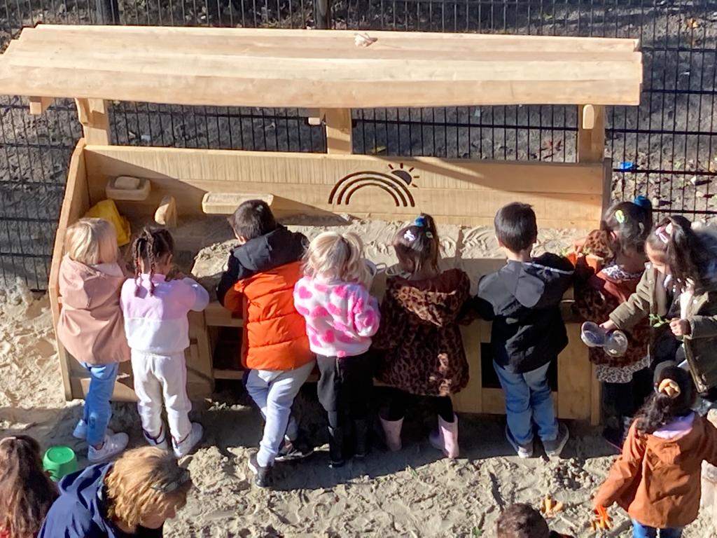 Plaatsing van speelobjecten bij #IKCDeRegenboog <a href="/StichtingH3O/">Stichting H3O</a> in Dordrecht. De kinderen konden niet wachten tot ze ze mochten gebruiken #natuurlijkspelen #groenschoolplein
