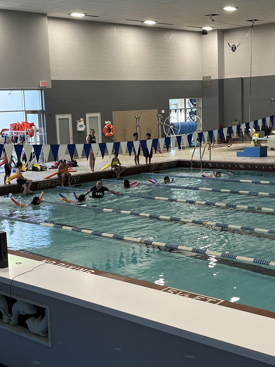 BigCowboy22's tweet image. Holland Heights 4th graders at swimming lessons!!! Starting the fun Friday relay!!! #newshgts #funinthepool