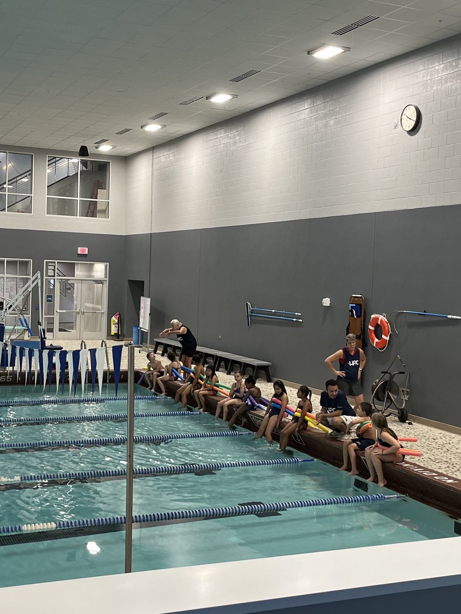 BigCowboy22's tweet image. Holland Heights 4th graders at swimming lessons!!! Starting the fun Friday relay!!! #newshgts #funinthepool