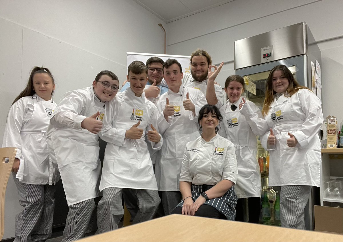 laulaulovescake's tweet image. @EnterAcadPark &amp;amp; @Hub_Internation #FoodSchoolScotland crew got stuck into all sorts of weird &amp;amp; wonderful foods for our kitchen knowledge session #tastetestchallenge