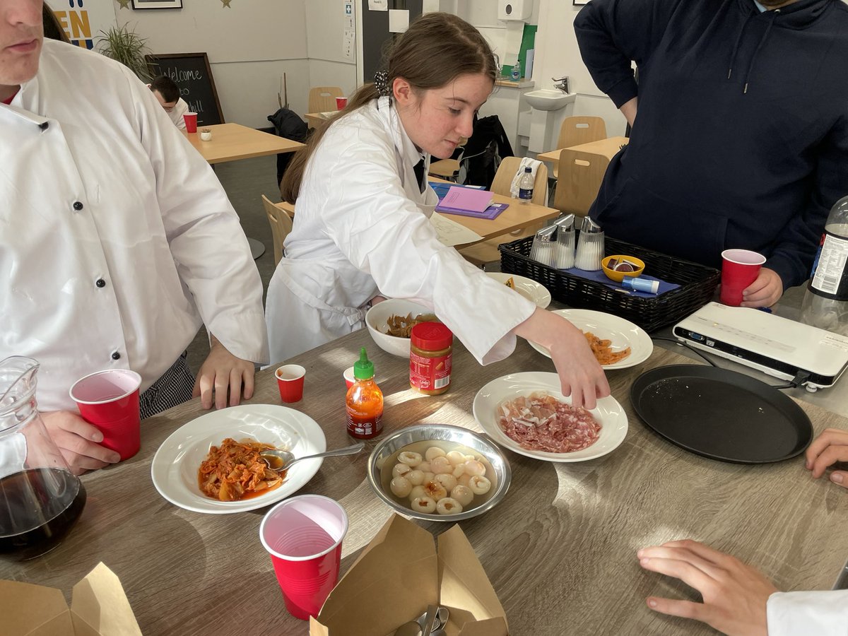 laulaulovescake's tweet image. @EnterAcadPark &amp;amp; @Hub_Internation #FoodSchoolScotland crew got stuck into all sorts of weird &amp;amp; wonderful foods for our kitchen knowledge session #tastetestchallenge