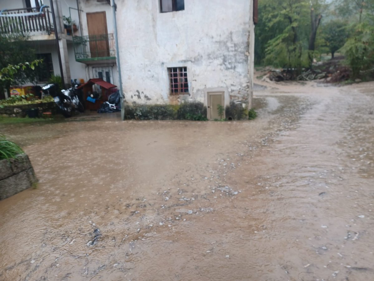 PCRemanzacco's tweet photo. #AllertaMeteoFVG ore 16.00
La situazione a #Prepotto, in supporto squadre del #DistrettoValNatisone #distrettoValTorre e #DistrettodelManzanese
#PCRemanzacco presente con un automezzo e 4 volontari.
#notizia in aggiornamento, evitare di recarsi sul luogo
@ProtCivReg_FVG https://t.co/qgyJ8f0GGv