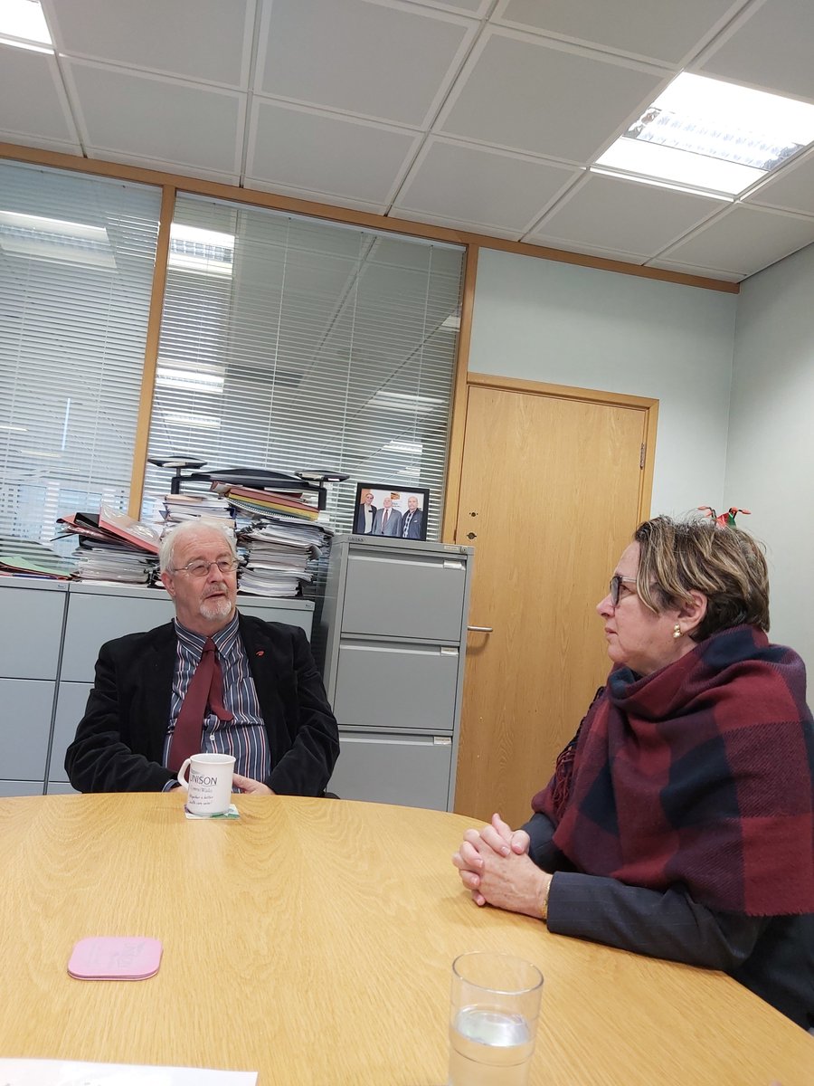 I held a meeting with Robert Griffiths, General Secretary of the <a href="/CPBritain/">Communist Party ☭</a> as part of my program in #Wales🏴󠁧󠁢󠁷󠁬󠁳󠁿. 

I thanked him for all the support that the Party has traditionally given to #Cuba 🇨🇺 and the solidarity to demand the lifting of the U.S blockade.

#MejorSinBloqueo