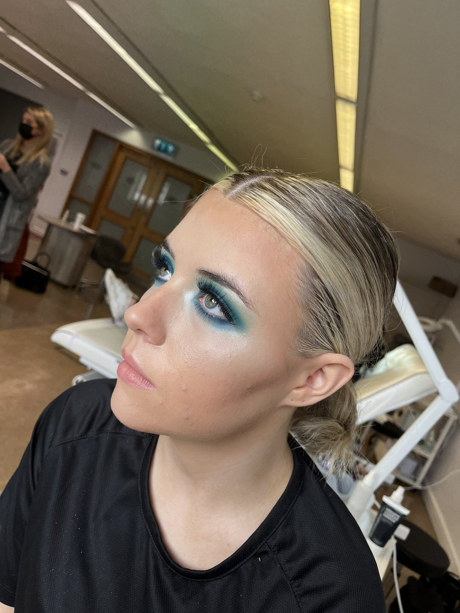 Amyoh02's tweet photo. Loved doing this bold eye look in our Makeup practical π¦π #blue #makeup #boldeye #beautyspatus @MajellaGolden https://t.co/u4HuvcPRU8