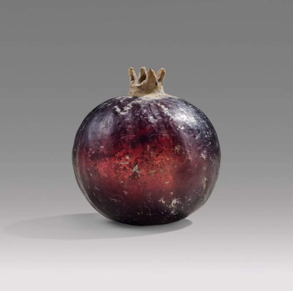 histories_arch's tweet photo. Hellenistic Greek Cast Glass Pomegranate Vase, 2nd Century BC - 1st century AD.

H: (2.7 in). 
Dia: (2.5 in)

Phoenix Ancient Art

#archaeohistories https://t.co/5WQKMgpijk