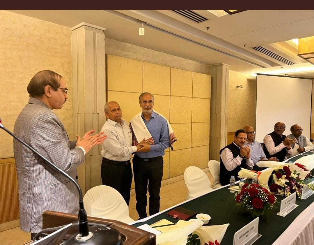 ashwan116's tweet image. प्रभु हाथ जोड़कर प्रार्थना है लाखों VLE के घरों में खुशियाँ लाने वाले पितातुल्य,गुरु को सदेव स्वस्थ,निरोगीकाया प्रदान करना  आपकी एक मुस्कान से आपके बच्चो में बड़ी ऊर्जा आती सदेव आपका मार्गदर्शन,आशीर्वाद मिलेगा यही आशा है  
🙏हम सदेव आपके ऋणी है 
🙏चरणस्पर्श साहब जी 🙏
@dintya15