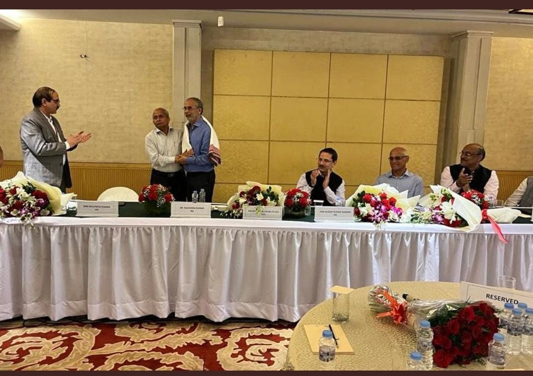 ashwan116's tweet image. प्रभु हाथ जोड़कर प्रार्थना है लाखों VLE के घरों में खुशियाँ लाने वाले पितातुल्य,गुरु को सदेव स्वस्थ,निरोगीकाया प्रदान करना  आपकी एक मुस्कान से आपके बच्चो में बड़ी ऊर्जा आती सदेव आपका मार्गदर्शन,आशीर्वाद मिलेगा यही आशा है  
🙏हम सदेव आपके ऋणी है 
🙏चरणस्पर्श साहब जी 🙏
@dintya15