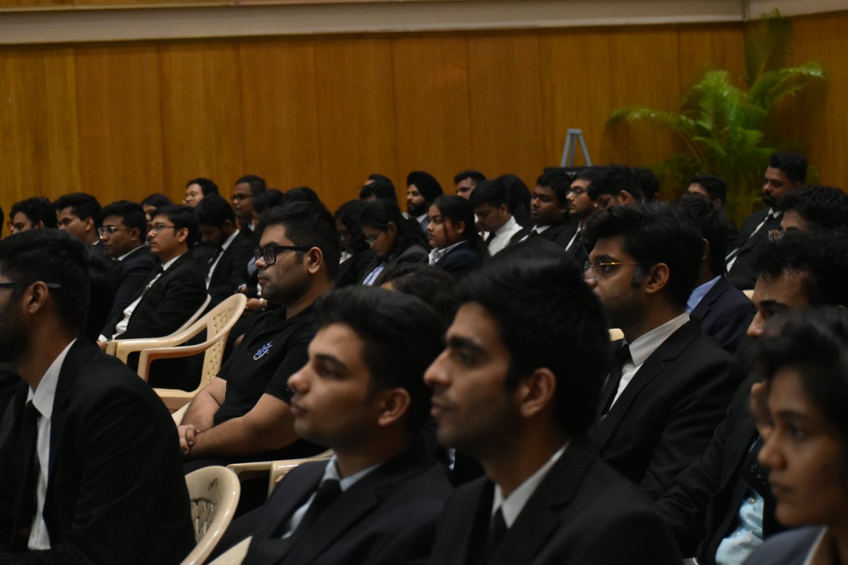 ximb_official's tweet photo. Mr. Subhash Bhutoria, Partner at DSK Global, spoke on the topic "Law in Uncharted Waters." He guided the students on how to work around contracts, read the fine print, and encouraged the audience to always be on the right side of the law. #XIM #BES2022 #35YearsofXIM https://t.co/wVx6B83Unf