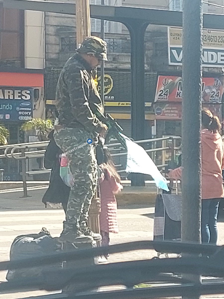AlertasTransito's tweet photo. #Estatua #viviente disfrazado de #militar
📍#Flores #Nazca y #Rivadavia
👉 https://t.co/liL2ThPUUz
#AlertasTransito https://t.co/5z9xmXC8qT