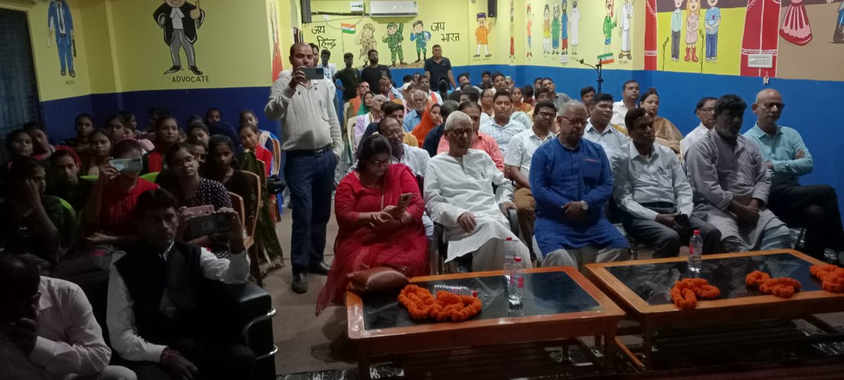 vikasvaibhavips's tweet photo. #LetsInspireBihar के #सिवान_अध्याय के सदस्यों द्वारा #आइडियल40 के रूप में प्रतिभावान 40 विद्यार्थियों को चुना गया है जिन्हें शिक्षाविदों द्वारा निःशुल्क प्रशिक्षण दिया जाएगा । प्रतियोगिता परीक्षा के उपरांत 9/10वीं के चयनित विद्यार्थियों को मार्गदर्शन मिलने पर भविष्य उज्जवल होगा । https://t.co/nkUGkY2Vky