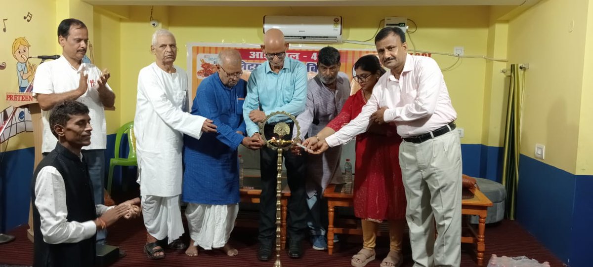 #LetsInspireBihar के #सिवान_अध्याय के सदस्यों द्वारा #आइडियल40 के रूप में प्रतिभावान 40 विद्यार्थियों को चुना गया है जिन्हें शिक्षाविदों द्वारा निःशुल्क प्रशिक्षण दिया जाएगा । प्रतियोगिता परीक्षा के उपरांत 9/10वीं के चयनित विद्यार्थियों को मार्गदर्शन मिलने पर भविष्य उज्जवल होगा ।