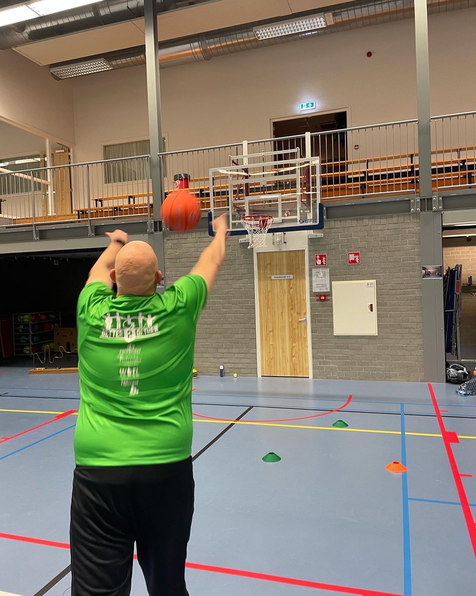 b2gveluwe's tweet photo. De laatste sportavond van September alweer! We hebben de maand afgesloten met oud Hollandse spelletjes en Balsport. https://t.co/PrlEonbyBc