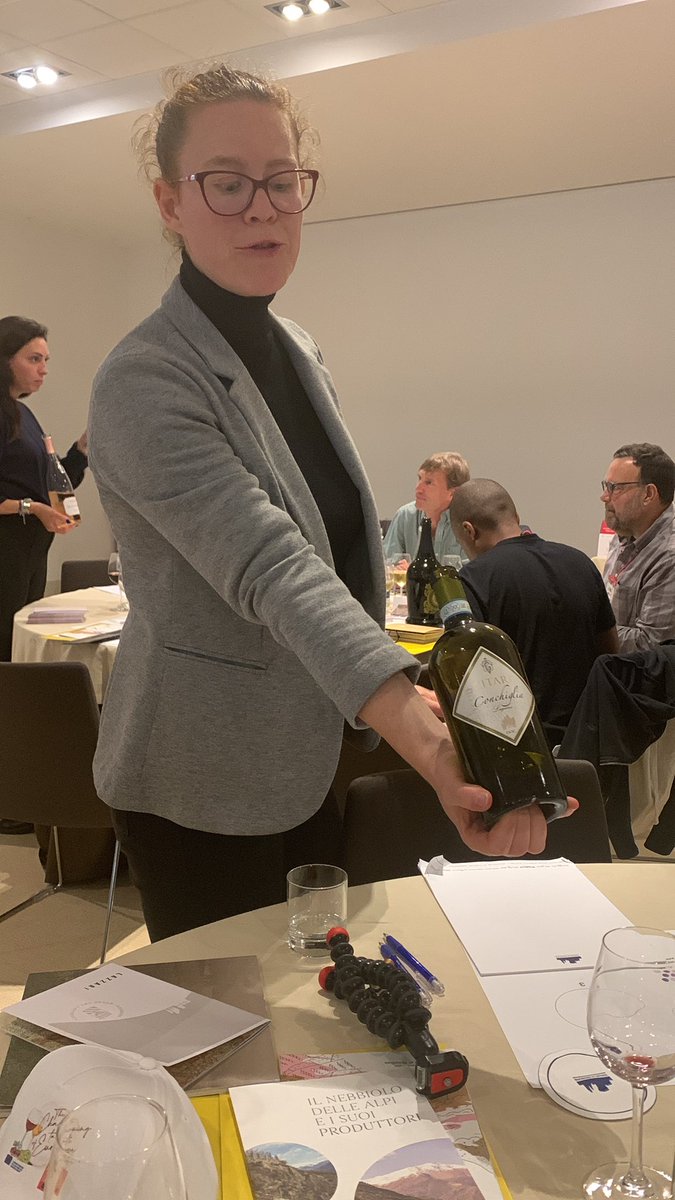truthnwine's tweet photo. Lugana Citari, Turbiano, flagship wine, San Martino hill, 2021, label represents history of family, 26 Euros, fresh, lively, @citarivini #wmc22 https://t.co/YbAVJ8ip0D