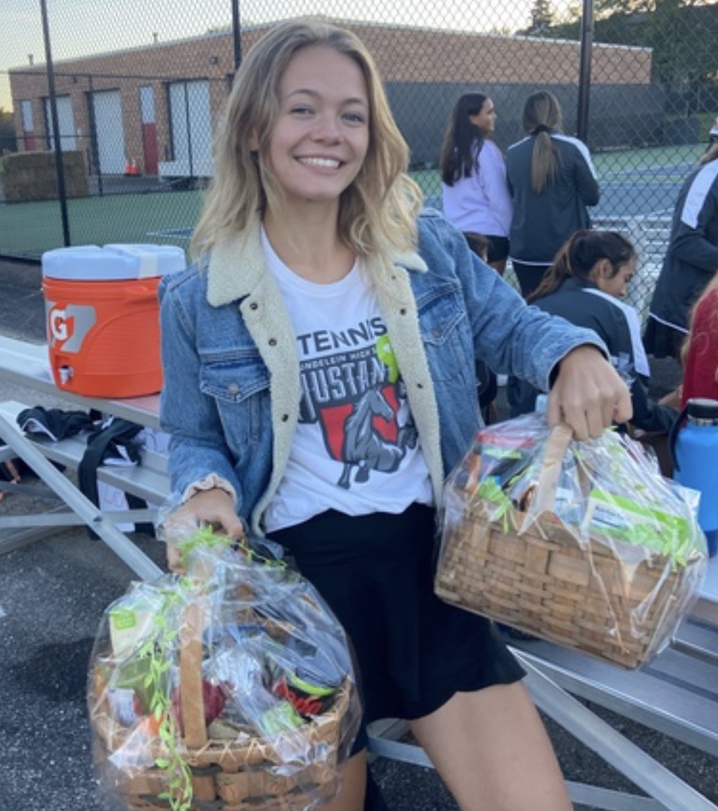 MunMustangsGT's tweet photo. Proud of Alicia for organizing a memorable event. Lizzard takes home the basket. https://t.co/dr5YTRLdOm