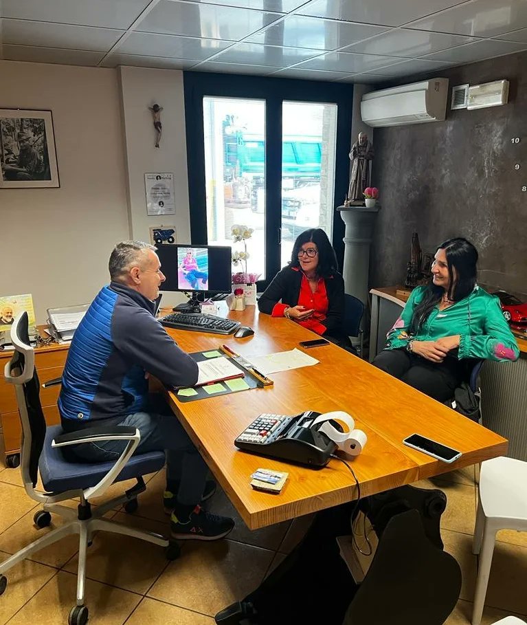 LaraMagoni's tweet photo. In visita a #Edil22: una società a conduzione familiare in attività da oltre vent'anni. Massimo Lochis conduce un'importante realtà del territorio, riferimento nella bergamasca. L'azienda si occupa di scavi e sbiancamenti, opere di urbanizzazione primaria e manutenzione https://t.co/uRYS4gI5ur