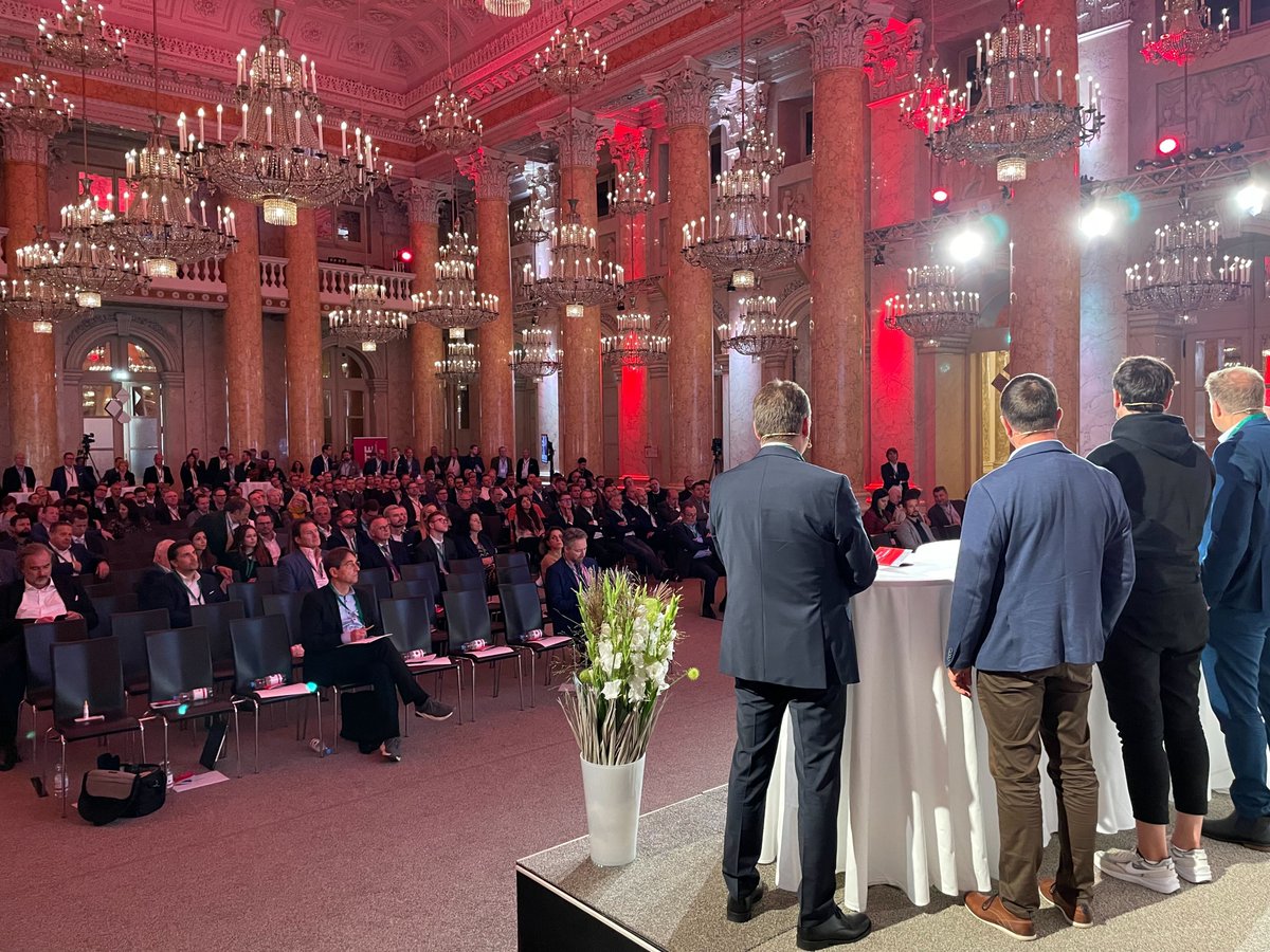 FaarenGroup's tweet photo. A&amp;W-Tag is the one of the most important events in the Austrian #automotiveindustry. 🏰 Julian Wolter had the honor of speaking on stage to numerous participants from on the topic of "#digitalization in the automotive industry". 🎙 

#carsubscription #dealership #cartrade #growth https://t.co/KopE83JOPk