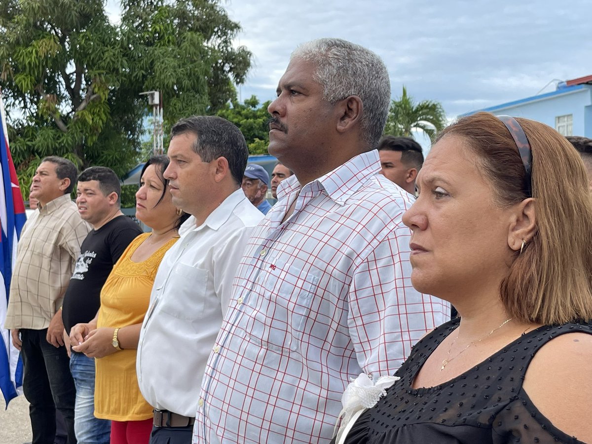 Abanderada por máximas autoridades en #ProvinciaGranma parten al occidente del país para apoyar labores de recuperación de las telecomunicaciones los trabajadores de <a href="/ETECSA_Cuba/">ETECSA</a>. En Bayamo. <a href="/CapoNapoles/">Yanaisi Capó Nápoles</a> <a href="/escribano_cruz/">Francisco Alexis Escribano Cruz</a> <a href="/VladimirZambr15/">Vladimir Zambrano</a> <a href="/BorgesOlivero/">Carlos Borges Oliveros</a> <a href="/YusmaniRojas/">Yusmani Rojas Pérez</a>