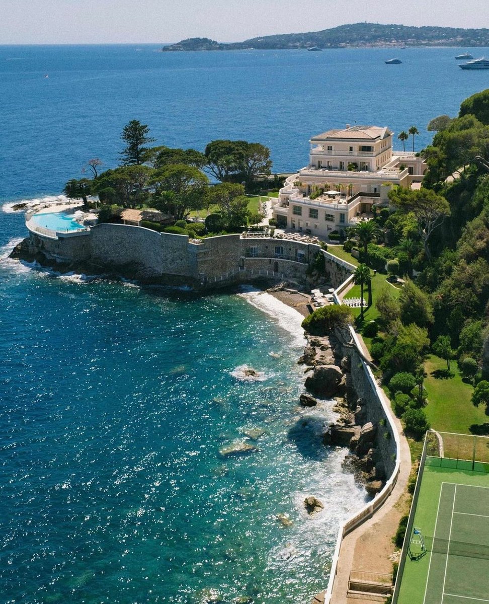 Eze_Tourisme's tweet photo. Aujourd’hui, nous partageons avec vous ce beau cliché de l’hôtel 5 ⭐️ @capestel à #Ezesurmer.
The 5⭐️@capestel hotel in #Eze's seaside
📸@magazine_roses (#IG)
#Ezevillage
#ExploreNiceCotedAzur
#CotedAzurFrance
#OnATousBesoinduSud
#JeredecouvrelaFrance
#AlpesMaritimes https://t.co/jomgGJefcL