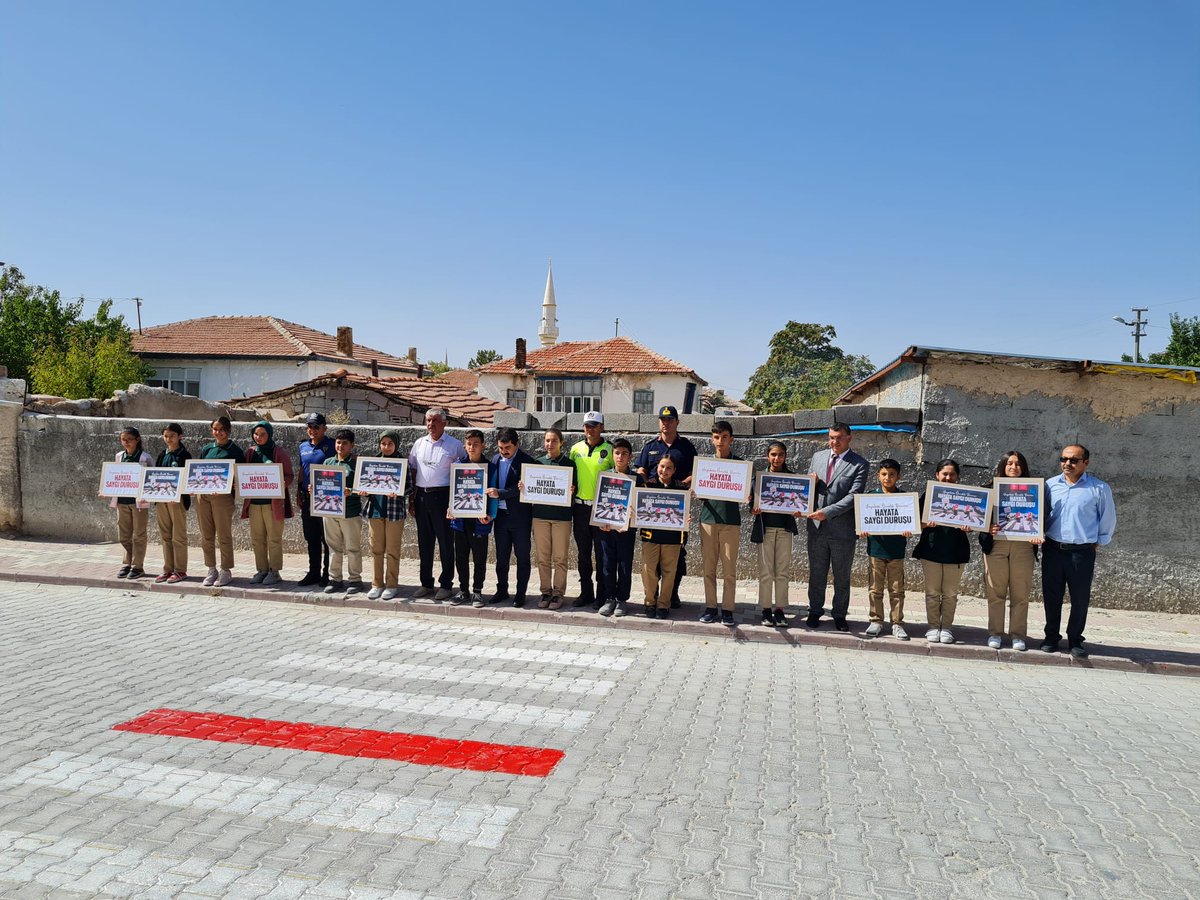 EskilOrtaokulu's tweet photo. eriz💐@EskilKaymakamli @Eskil_MEM @brahimKler2 Trafikte yaya önceliği bilincinin oluşturulması amacı ile 81 ilde düzenlenen etkinliğe Kaymakamımız Sayın Yunus COŞKUN, İlçe Milli Eğitim Müdürümüz Sayın İbrahim KILIÇER, Belediye Başkanı Necati BELGEMEN, İlçe Emniyet Amiri ve diğer. https://t.co/hy23xxPhCg
