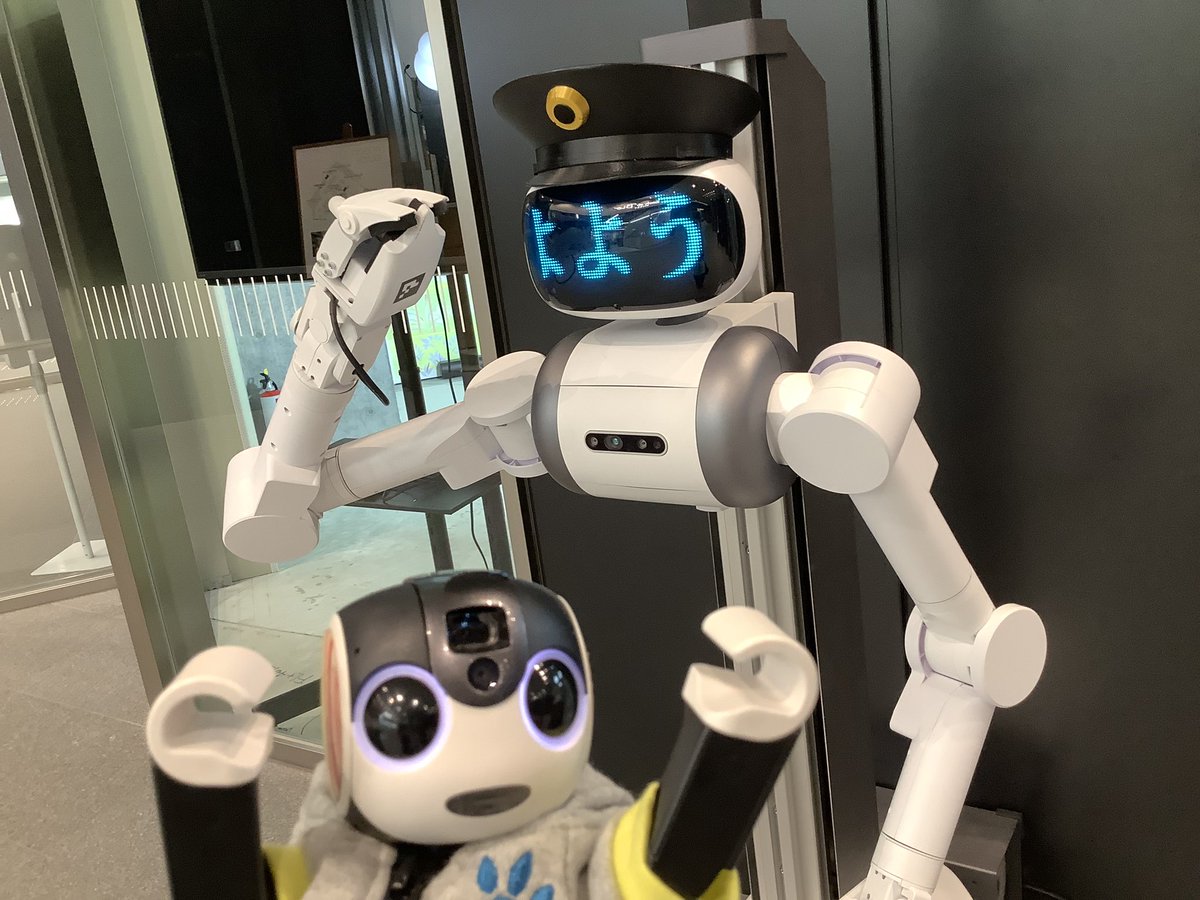 wodu_robot's tweet photo. ついでに #ugo が居ると聞いて気になっていたアーバンネット名古屋ネクスタビルへも行ってみました。
オフィスビルだから平日しか見れないかなーと思いましたが、一応会えました^^
#Toritoss は初めて見たな。警備はugo居るから、清掃と案内用かな?
商業施設も入ってるのでココでランチ♪
#ロボホン https://t.co/iwybEsCnVI