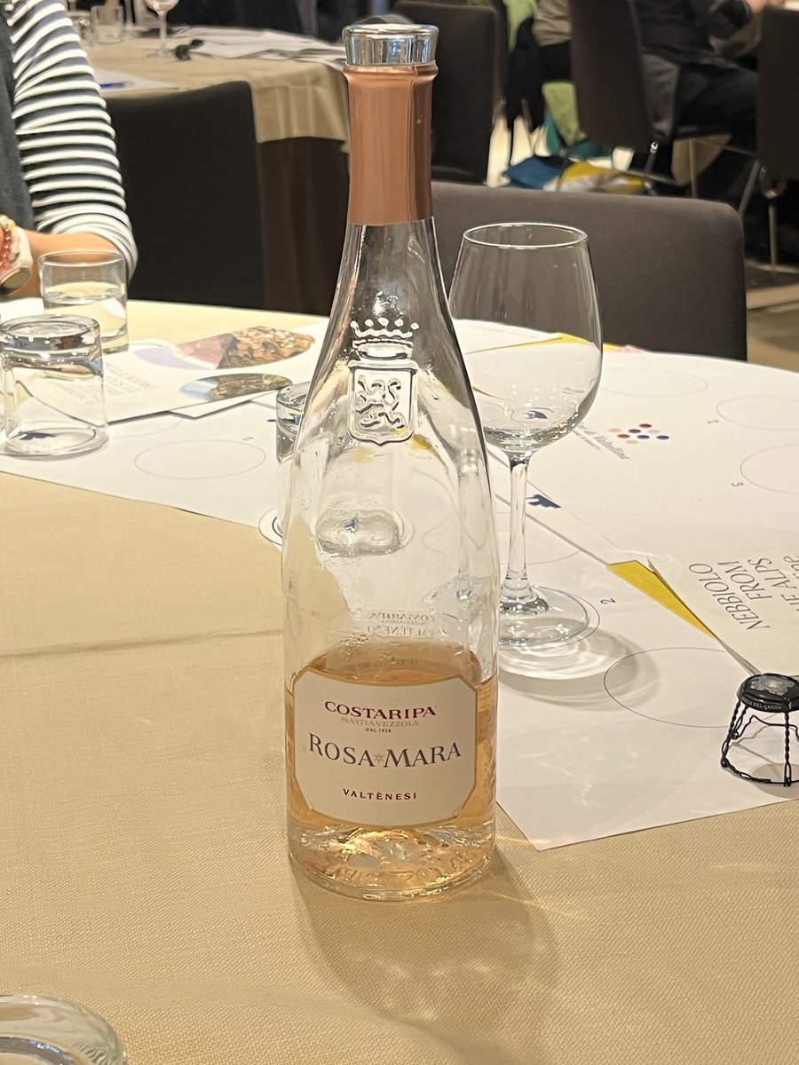 SOMMspirations's tweet photo. Costaripa Valtènesi Riviera del Garda Classico DOC 2021. I usually describe a Provence rosé as pretty. This is prettier than that. ❤️❤️#costaripa #rosamara #mattiavezzola #valtenesi #wmc22 https://t.co/1qefmESjuz